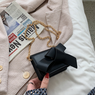 Γυναικεία έκο δερμάτινη τσάντα με μακριά μεταλλική αλυσίδα και διαφορετικά χρώματα