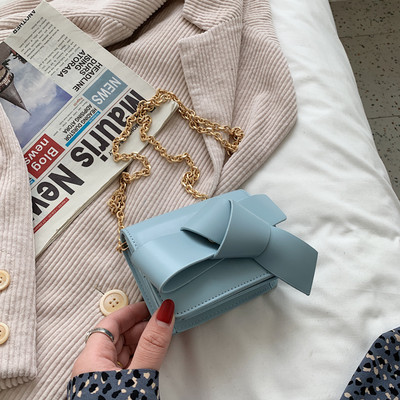 Γυναικεία έκο δερμάτινη τσάντα με μακριά μεταλλική αλυσίδα και διαφορετικά χρώματα