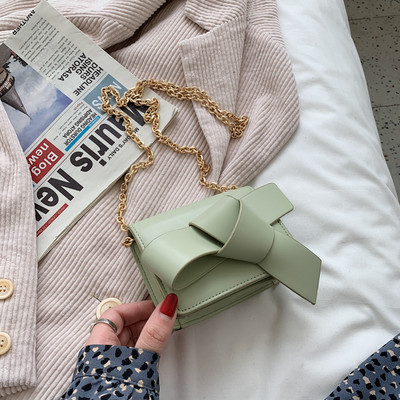 Γυναικεία έκο δερμάτινη τσάντα με μακριά μεταλλική αλυσίδα και διαφορετικά χρώματα