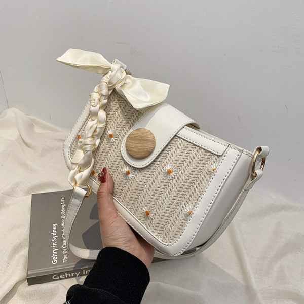 Καθημερινή τσάντα με κέντημα και κορδέλα