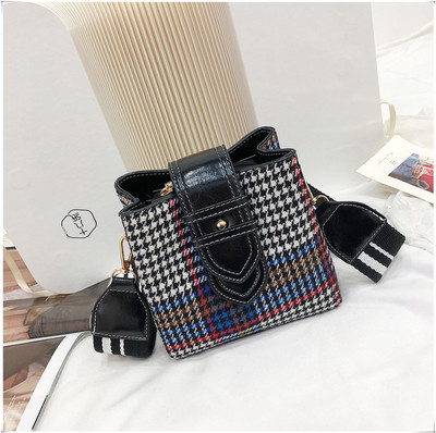 Μικρή καρό τσάντα με υφασμάτινη λαβή