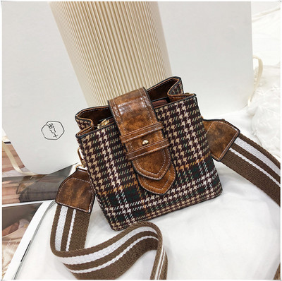 Μικρή καρό τσάντα με υφασμάτινη λαβή