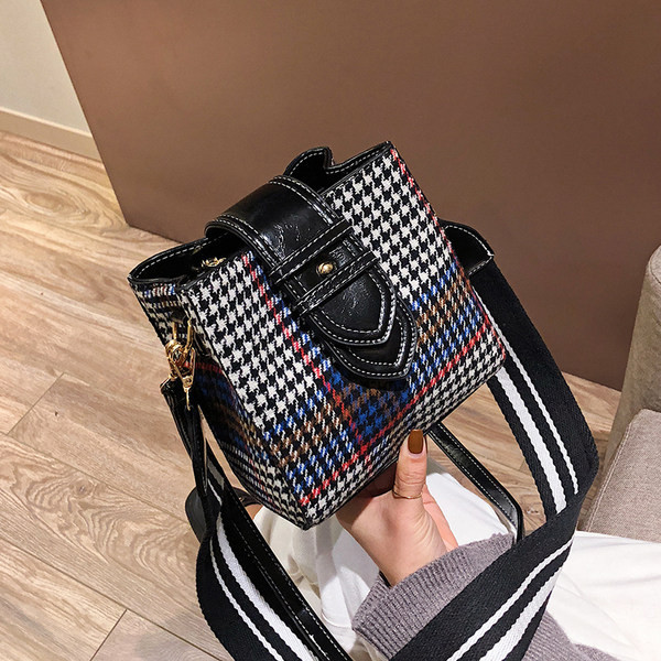 Μικρή καρό τσάντα με υφασμάτινη λαβή