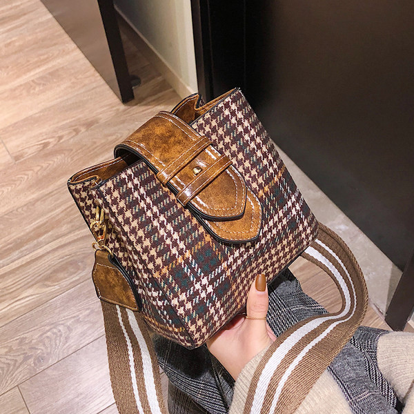Μικρή καρό τσάντα με υφασμάτινη λαβή