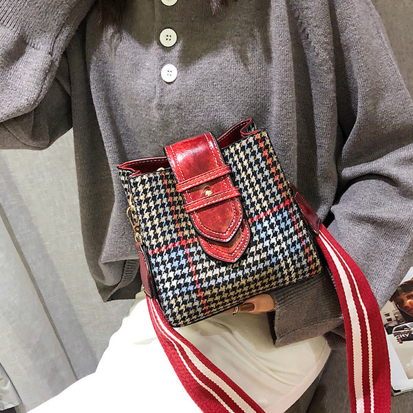 Μικρή καρό τσάντα με υφασμάτινη λαβή