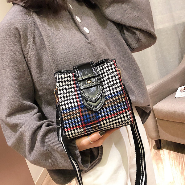 Μικρή καρό τσάντα με υφασμάτινη λαβή