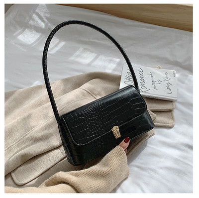 Κομψή μικρή ορθογώνια τσάντα με αγκράφα