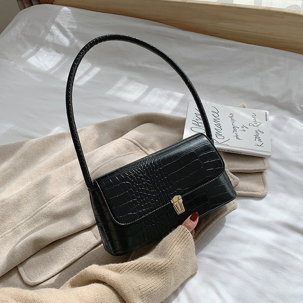 Κομψή μικρή ορθογώνια τσάντα με αγκράφα