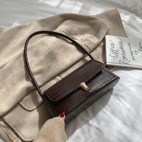 Κομψή μικρή ορθογώνια τσάντα με αγκράφα