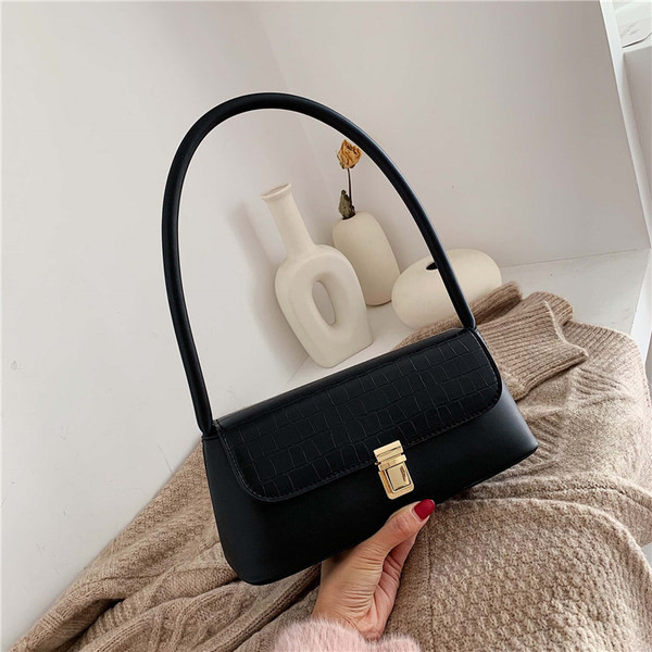 Κομψή μικρή ορθογώνια τσάντα με αγκράφα