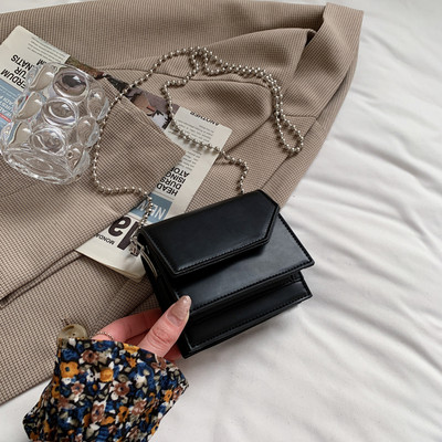 Γυναικεία τσάντα κλασικό μοντέλο με μακριά μεταλλική αλυσίδα