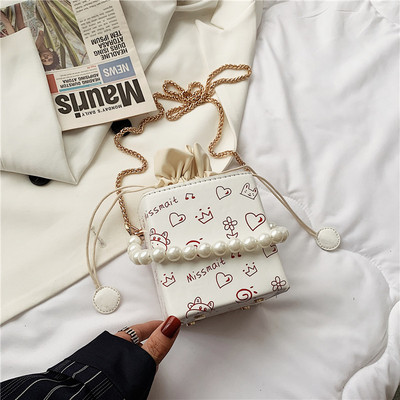 Γυναικεία μοντέρνα τσάντα με πέρλες και μακρά αλυσίδα