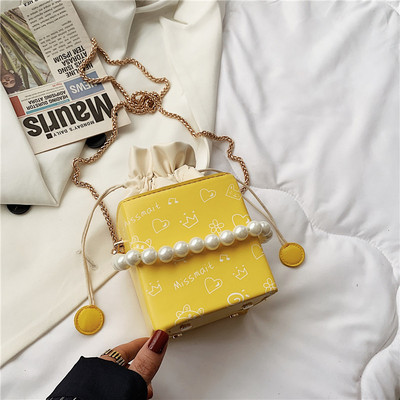 Γυναικεία μοντέρνα τσάντα με πέρλες και μακρά αλυσίδα