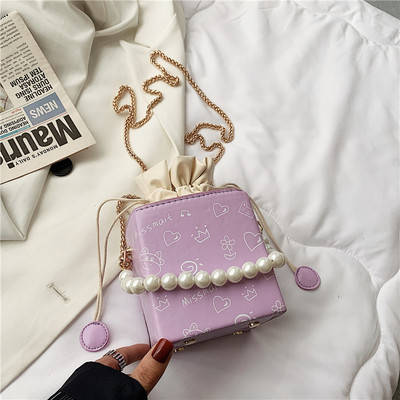 Γυναικεία μοντέρνα τσάντα με πέρλες και μακρά αλυσίδα