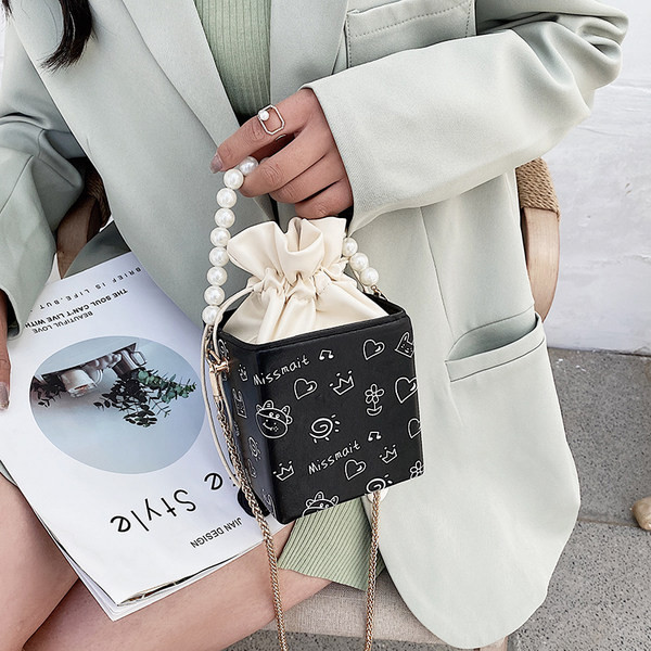 Γυναικεία μοντέρνα τσάντα με πέρλες και μακρά αλυσίδα