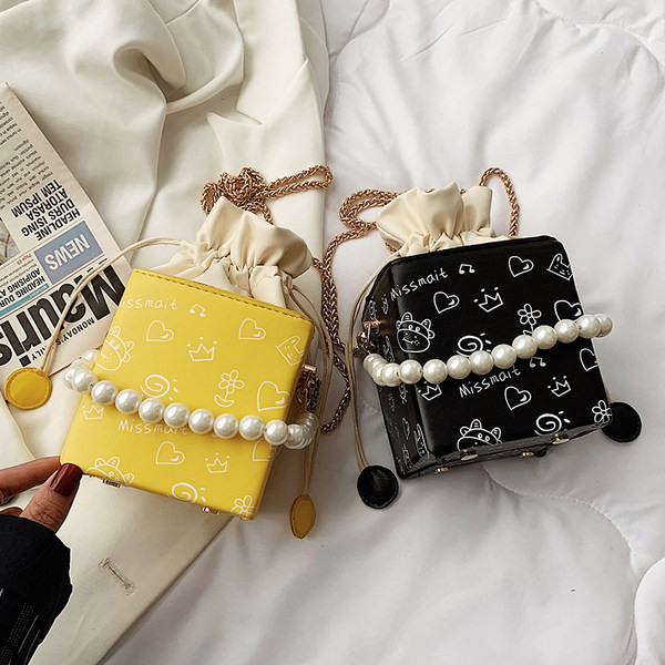 Γυναικεία μοντέρνα τσάντα με πέρλες και μακρά αλυσίδα