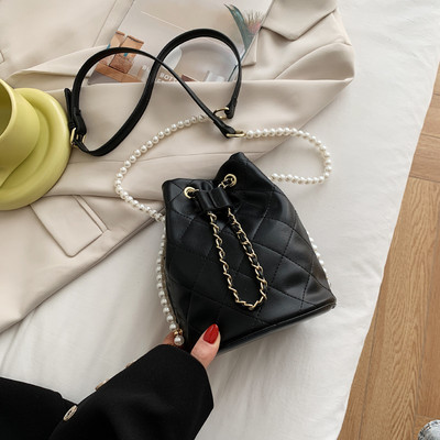 Μοντέρνα  γυναικεία τσάντα με πέρλες και ρυθμιζόμενη λαβή