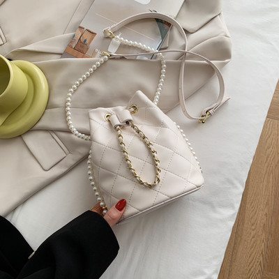 Μοντέρνα  γυναικεία τσάντα με πέρλες και ρυθμιζόμενη λαβή