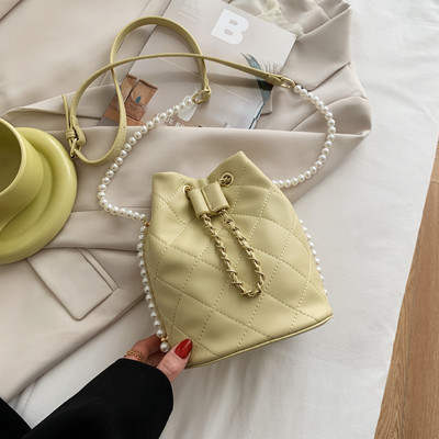 Μοντέρνα  γυναικεία τσάντα με πέρλες και ρυθμιζόμενη λαβή