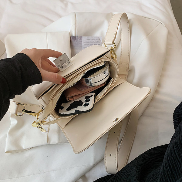 Γυναικεία τσάντα απλό μοντέλο με μακριά λαβή - κατασκευασμένη από οικολογικό δέρμα