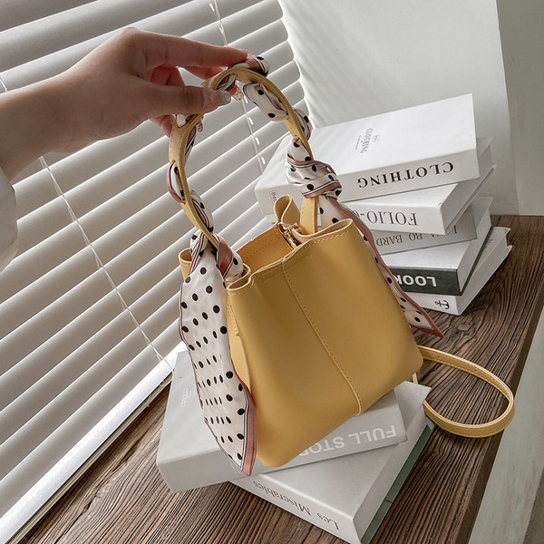 Sieviešu soma ar mākslīgās ādas šalli