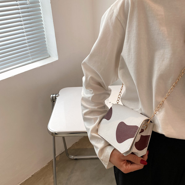 Γυναικεία έκο δερμάτινη τσάντα σε μαύρο και άσπρο χρώμα