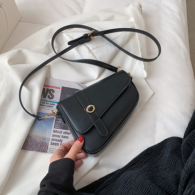 Geanta de dama cu inchidere metalica si catarama