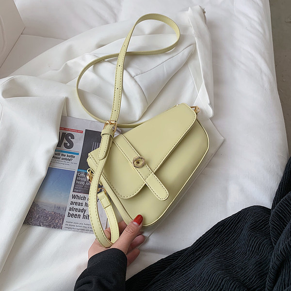 Geanta de dama cu inchidere metalica si catarama