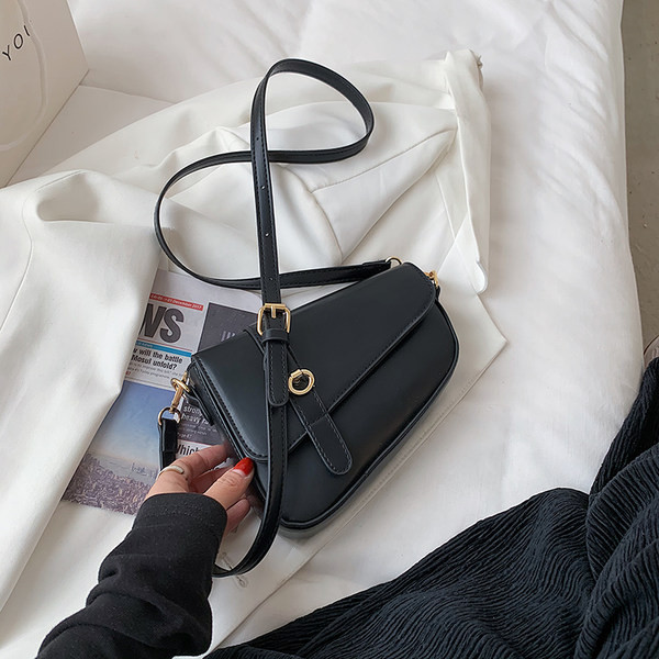 Geanta de dama cu inchidere metalica si catarama