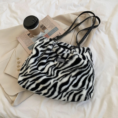 Geantă de puf pentru femei în alb-negru