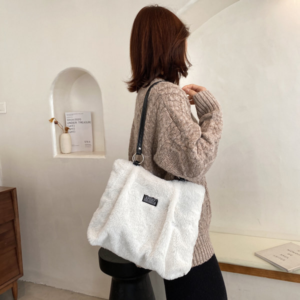 Geantă de puf pentru femei în alb-negru