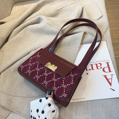 Κομψή μικρή οικολογική δερμάτινη τσάντα με μεταλλική αγκράφα