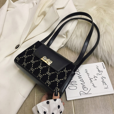 Κομψή μικρή οικολογική δερμάτινη τσάντα με μεταλλική αγκράφα