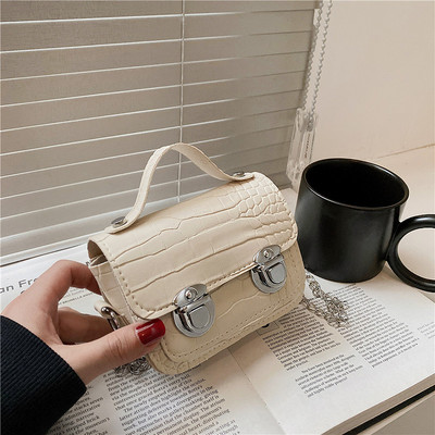 Σύγχρονη μικρή τσάντα με μεταλλική στερέωση