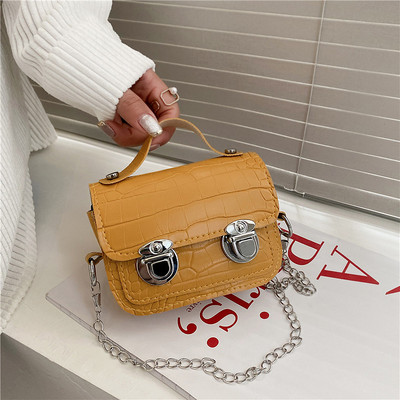 Σύγχρονη μικρή τσάντα με μεταλλική στερέωση