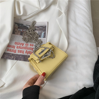 Sieviešu ādas soma ar aizdari un garu ķēdīti