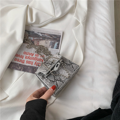 Sieviešu ādas soma ar aizdari un garu ķēdīti