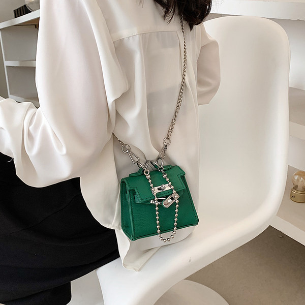 Sieviešu ādas soma ar aizdari un garu ķēdīti