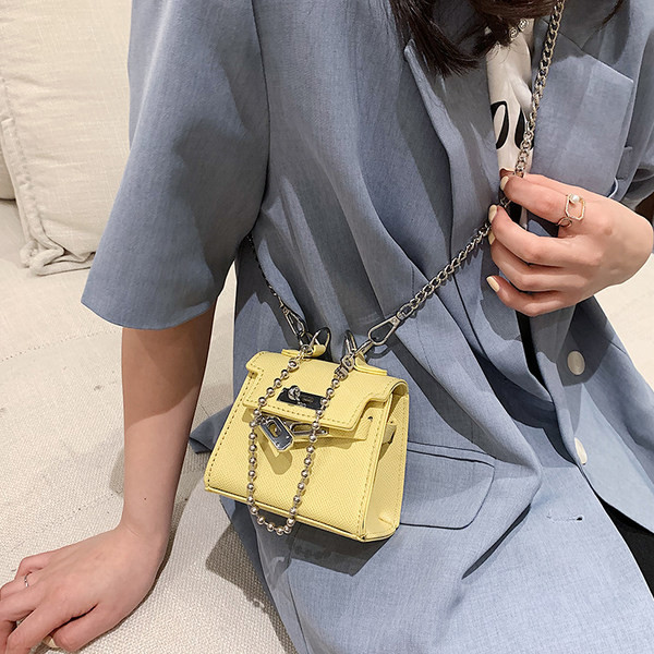 Sieviešu ādas soma ar aizdari un garu ķēdīti