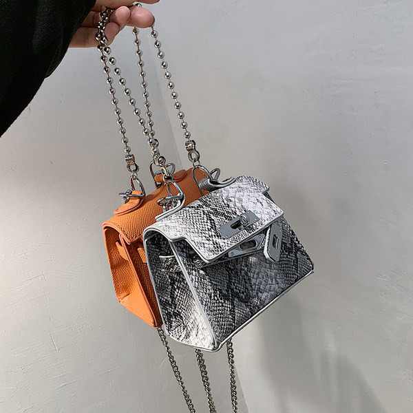 Sieviešu ādas soma ar aizdari un garu ķēdīti