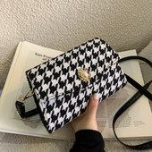 Καρό τσάντα με διακόσμηση και μακριά λαβή