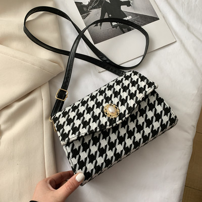 Καρό τσάντα με διακόσμηση και μακριά λαβή