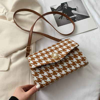 Καρό τσάντα με διακόσμηση και μακριά λαβή