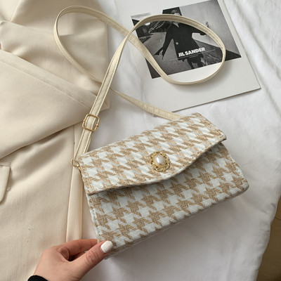 Καρό τσάντα με διακόσμηση και μακριά λαβή