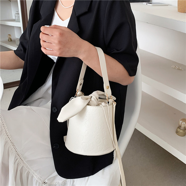 Aktuālā sieviešu soma ar garu rokturi - no eko ādas