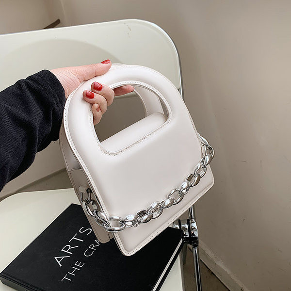 Γυναικεία μοντέρνα έκο δερμάτινη τσάντα με μεταλλική αλυσίδα