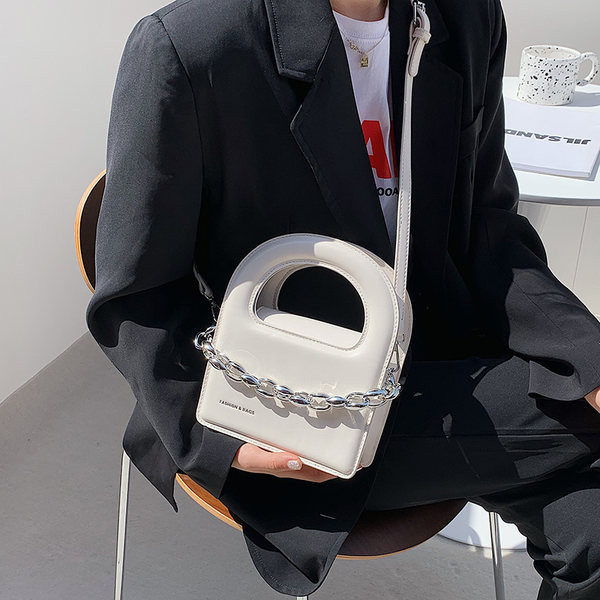 Γυναικεία μοντέρνα έκο δερμάτινη τσάντα με μεταλλική αλυσίδα