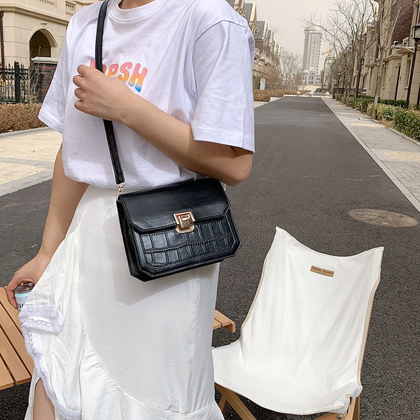 Sieviešu ādas soma ar metāla aizdari-retro stilā