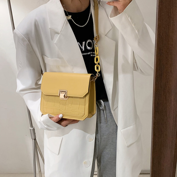 Sieviešu ādas soma ar metāla aizdari-retro stilā