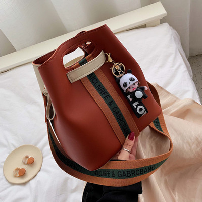 Maza ādas soma ar tekstila rokturi un kulonu